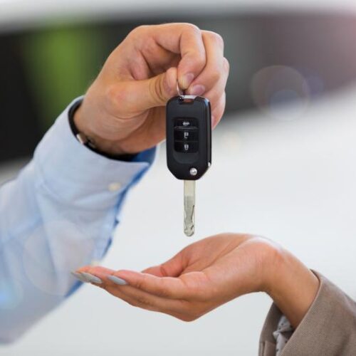 Vendedor intima a comprador negligente a transferir automóvil