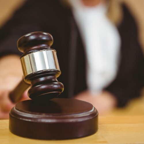 Opone excepciones de falta de legitimación activa, defecto legal y prescripción