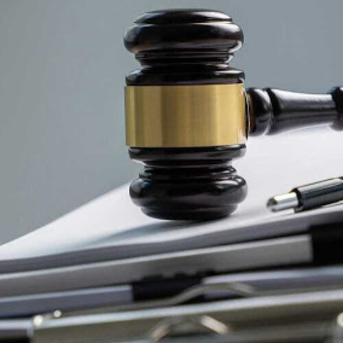 Se opone a beneficio de litigar sin gastos. se resuelva sin sustanciación