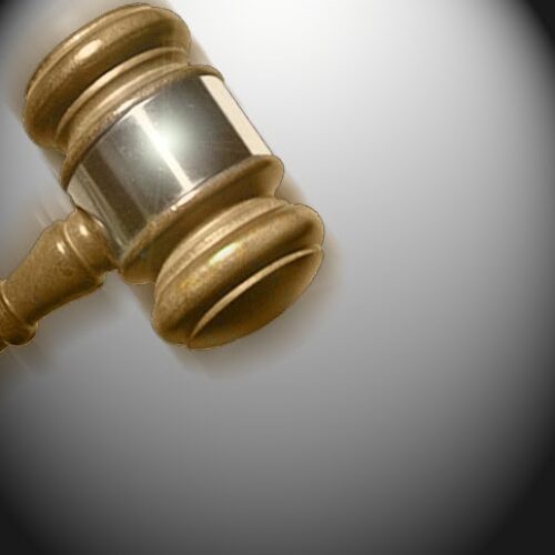 Un adulto es legalmente adoptado por pareja igualitaria después de 18 años de posesión de estado de hijo